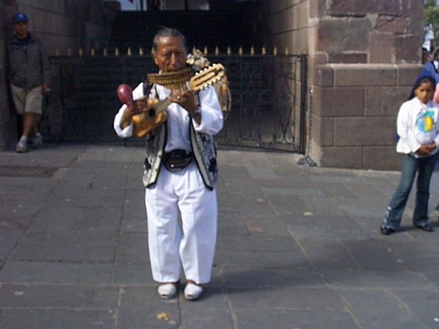 Musikant in Quito Viejo.JPG - musikant als multitalent